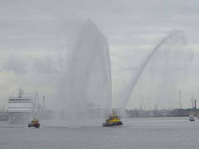 Cruiseschip ms Seven Seas Navigator van Carlson Groups aan de Cruise Terminal Rotterdam